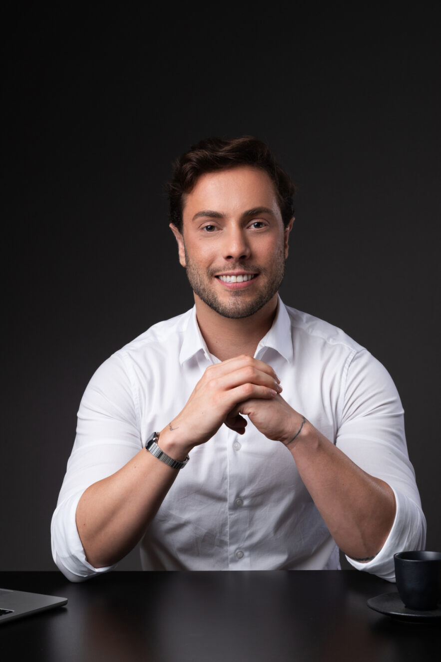 Dr. Diego Ramon especialista em lentes de contato dental na Barra da Tijuca